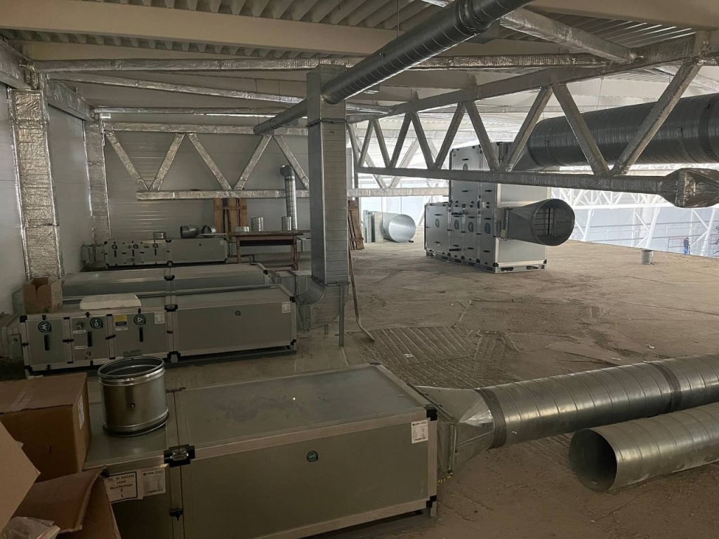 Монтаж вентиляционного оборудования при строительстве ледовой арены