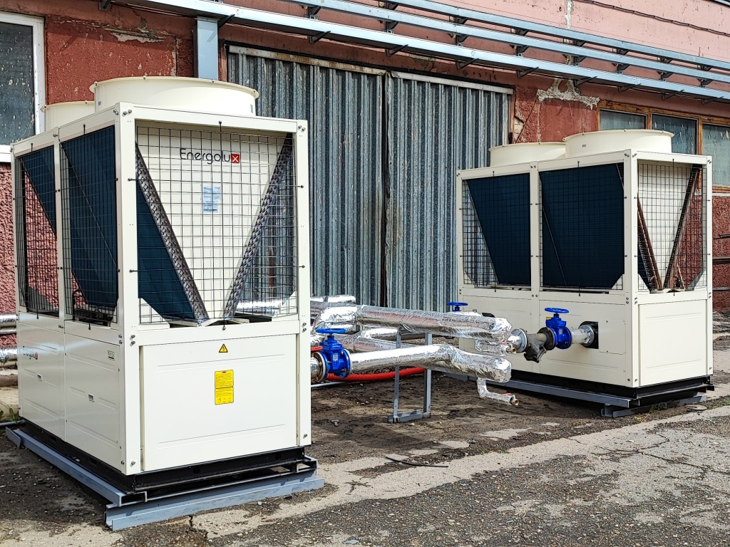 Модульные чиллеры, установленные на крыше производственного предприятия